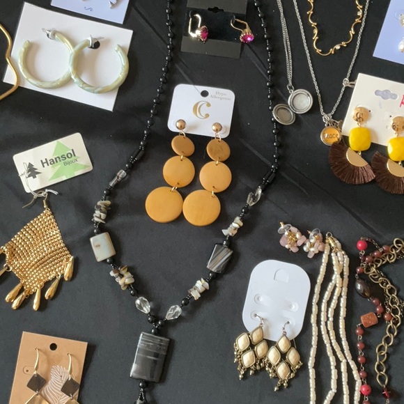 Silverfox Jewelry, 30 Assorted Necklaces, Earrings, Brooches,Bracelets , $30 - Picture 5 of 9